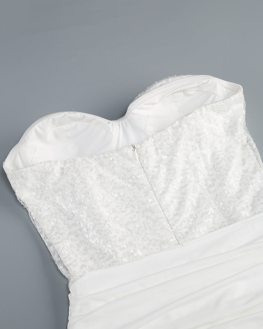 Trägerloses Paillettenkleid mit Drapierungen und Raffungen