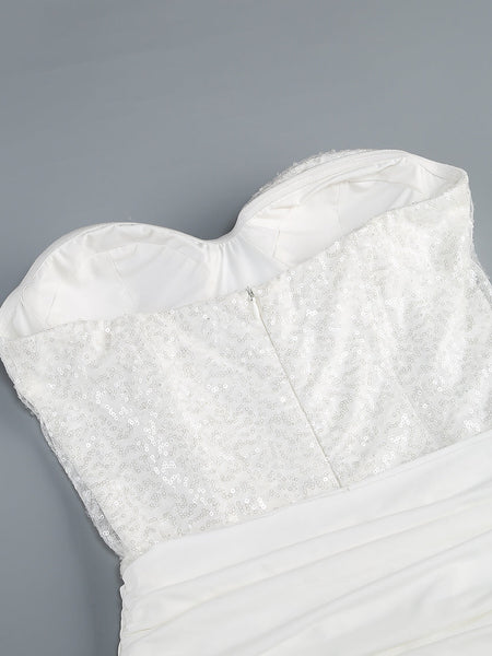 Trägerloses Paillettenkleid mit Drapierungen und Raffungen
