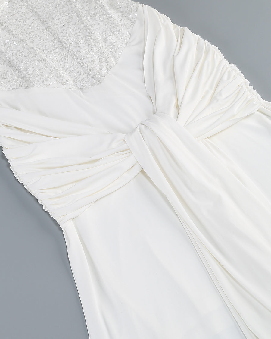 Trägerloses Paillettenkleid mit Drapierungen und Raffungen