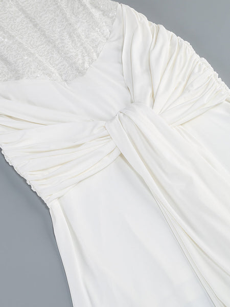 Trägerloses Paillettenkleid mit Drapierungen und Raffungen