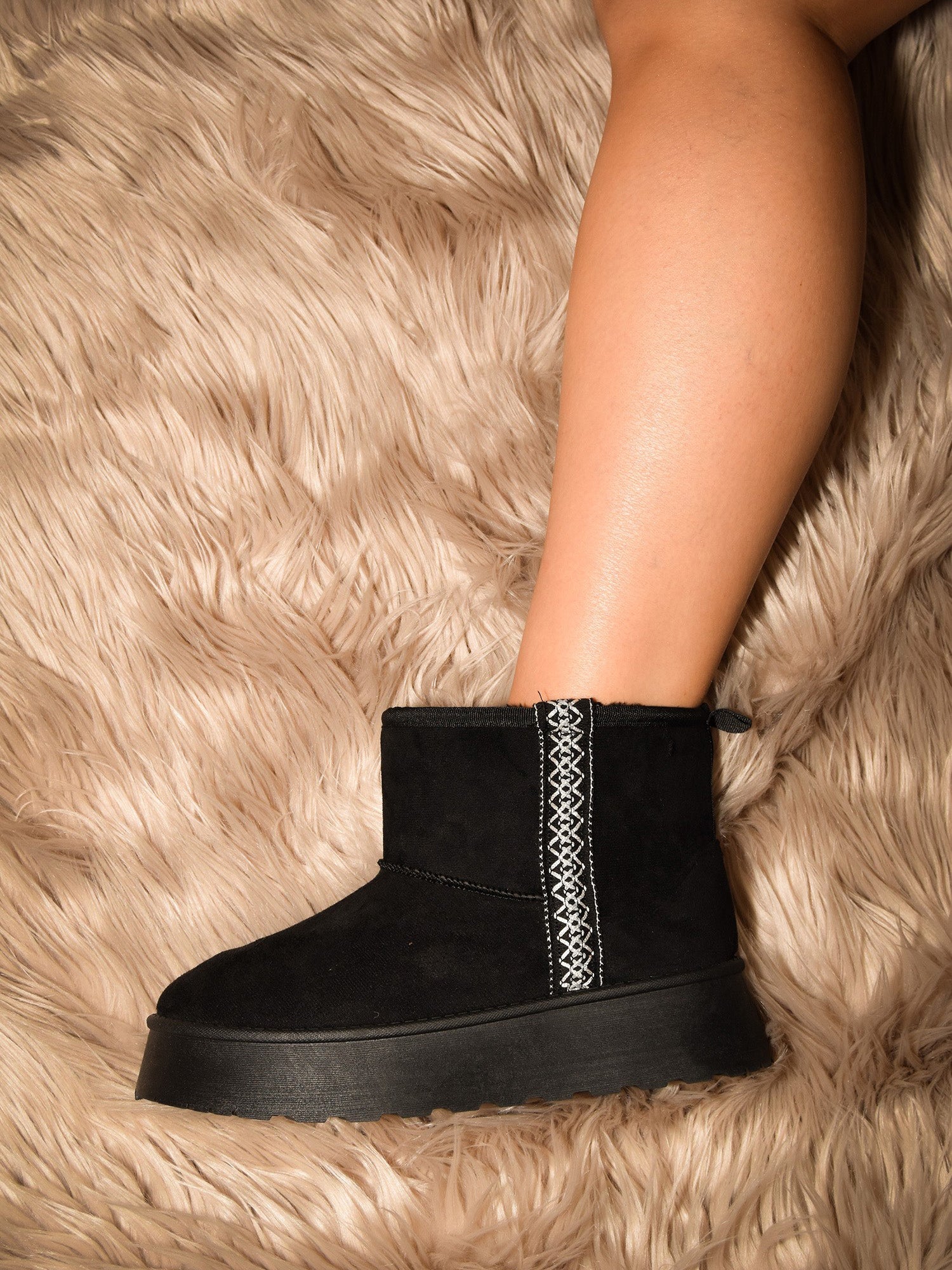 Emery Beaumont — WILD DIVA Round Toe Platform Boots Black Fashion Footwear