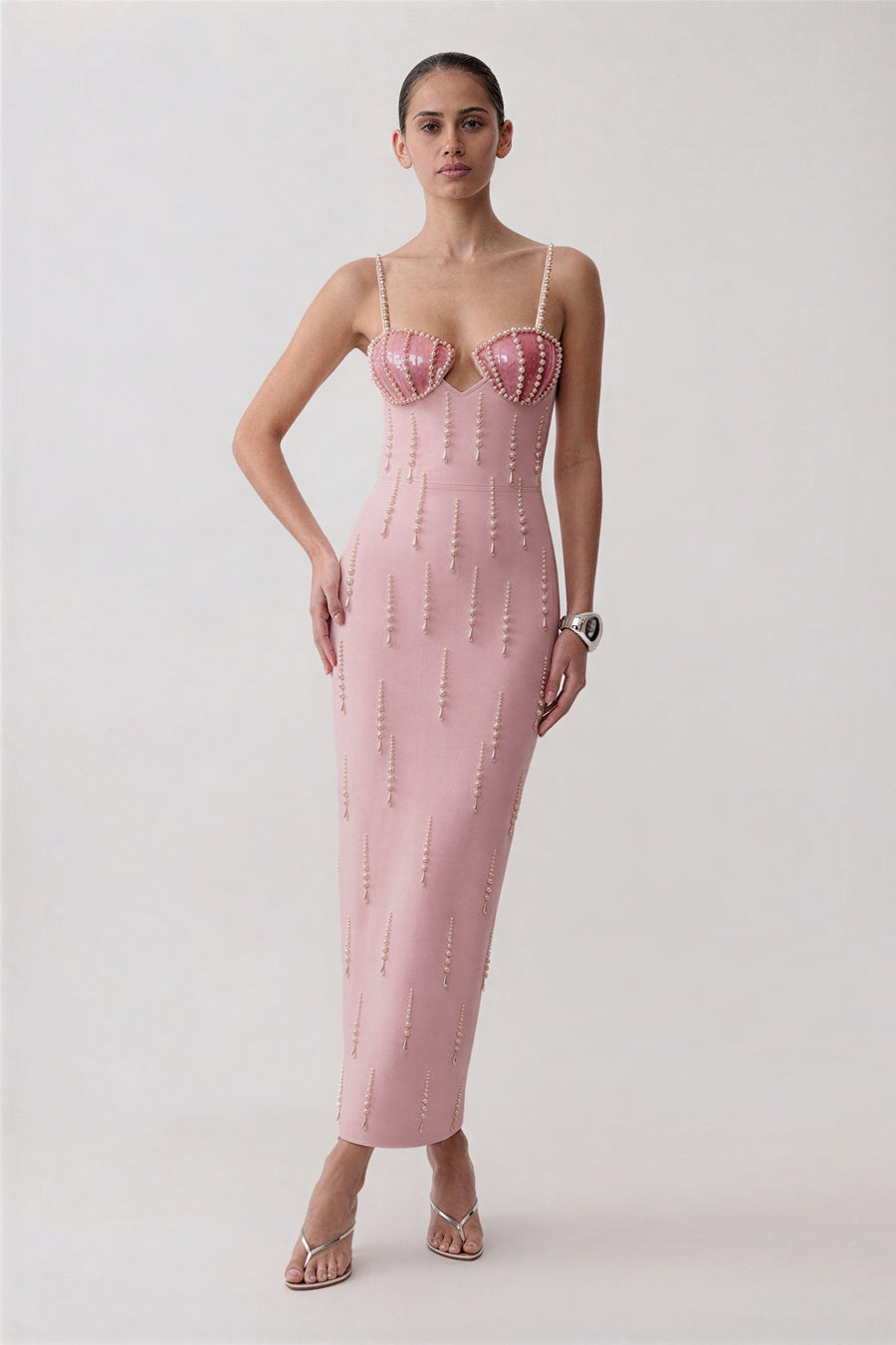 Robe bandage à fines bretelles avec perles et cascade